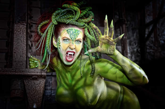 Model Antje beim Bodypainting-Shooting im Industriemuseum