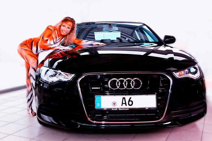 Bodypainting Model Kathleen am Audi