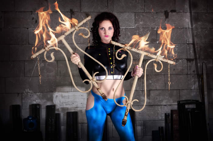 Bodypainting Model Lisa in der Industriekulisse
