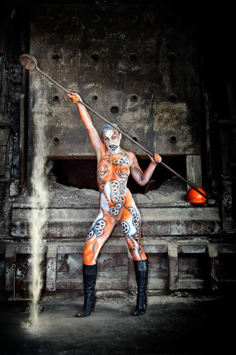 Model Maria beim Bodypainting-Shooting im Industriemuseum