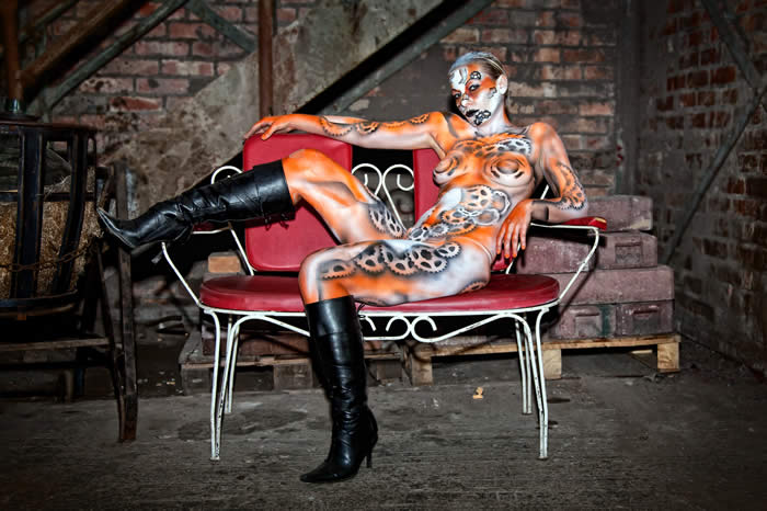 Model Maria in der Industriekulisse