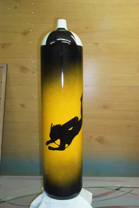 Individuell gestaltete gelb-schwarze Taucherflasche