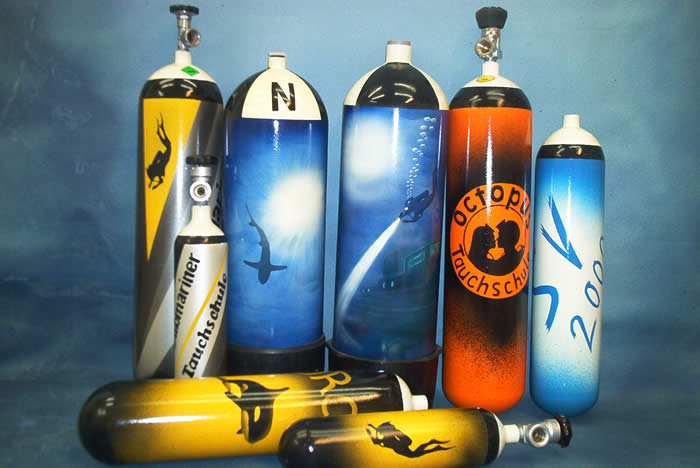 Mehrere individuell mit Airbrush gestaltete Taucherflaschen