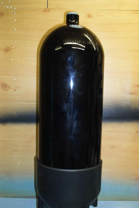 Vorbereitete schwarze Taucherflasche vor dem Airbrush
