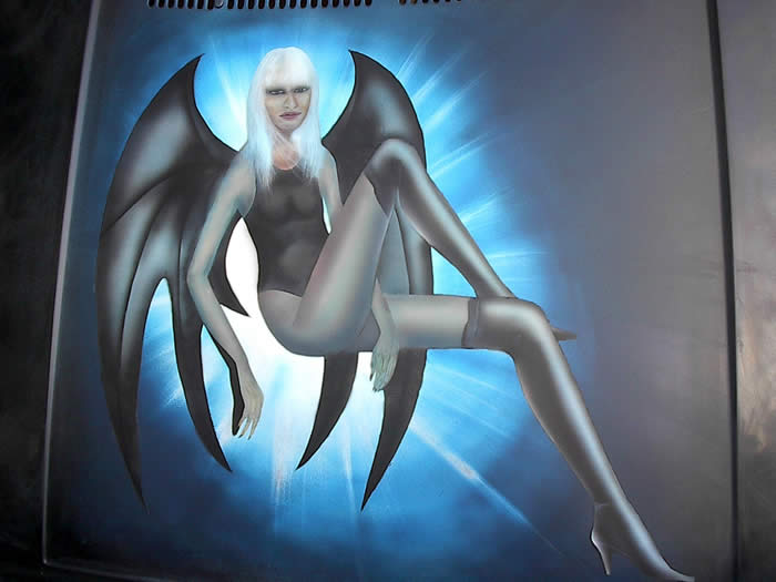 Airbrush-Motiv Dunkler Engel auf einer Motorhaube